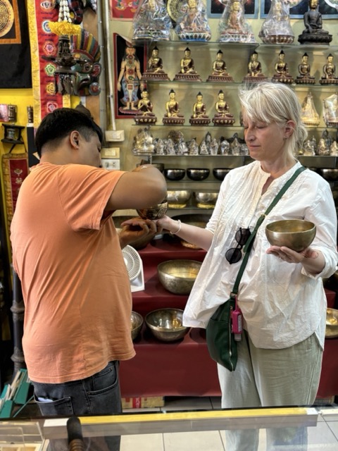 Zpívající tibetská mísa v lekcích restorativní jógy