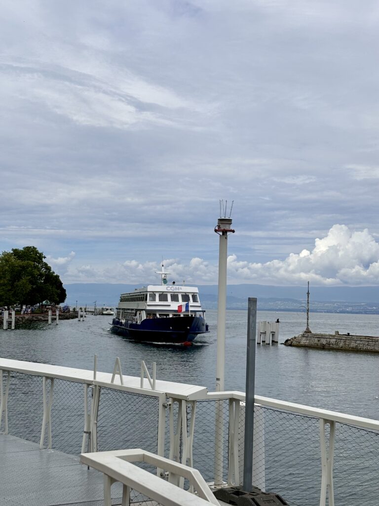 pobřežní promenáda Evian a loď trajekt přes jezero do Lausanne